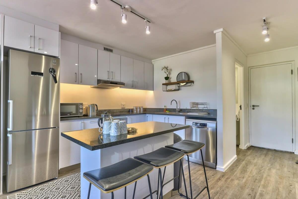 Gorgeous, Central, Secure- Foothills Of Table M! Apartamento