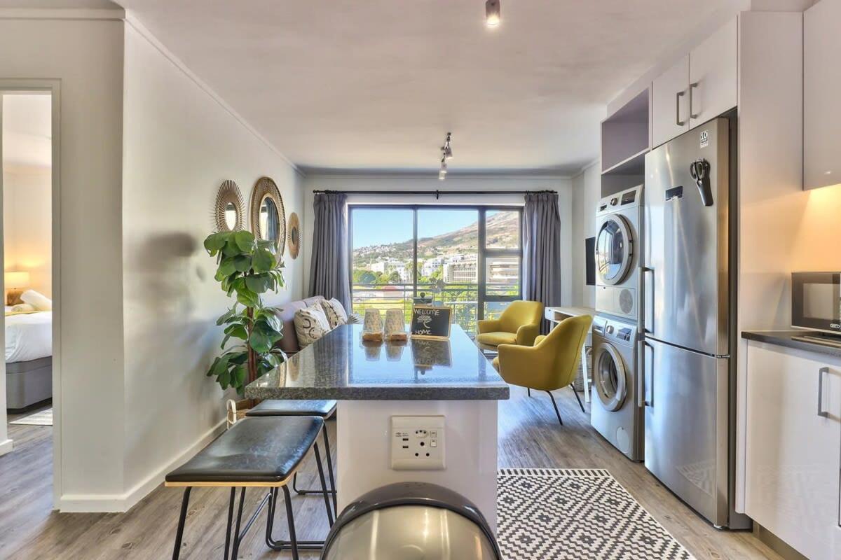 Gorgeous, Central, Secure- Foothills Of Table M! Apartamento *